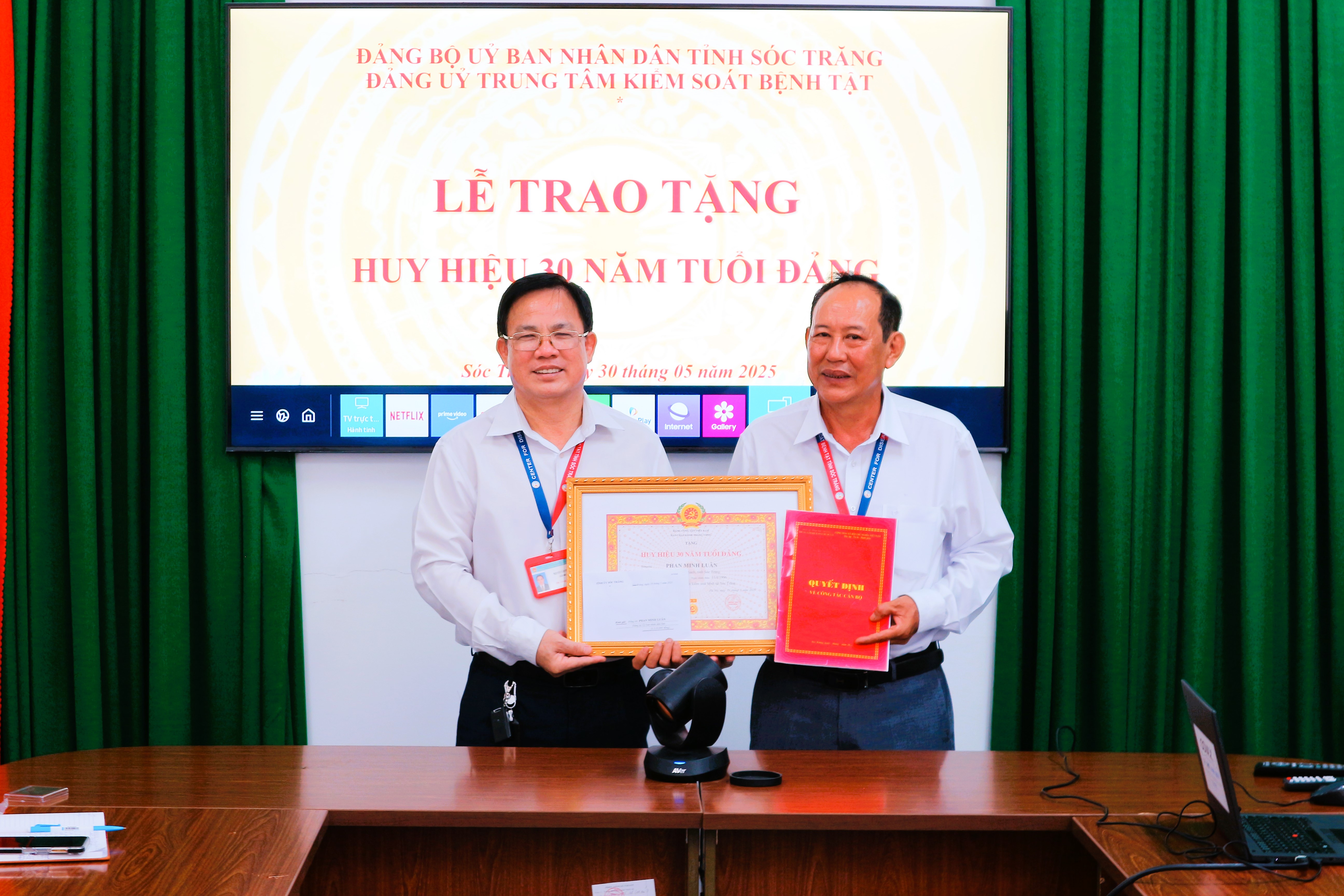 Đảng ủy Trung tâm kiểm soát bệnh tật Sóc Trăng trao Huy hiệu 30 năm tuổi Đảng cho đồng chí Phan Minh Luân