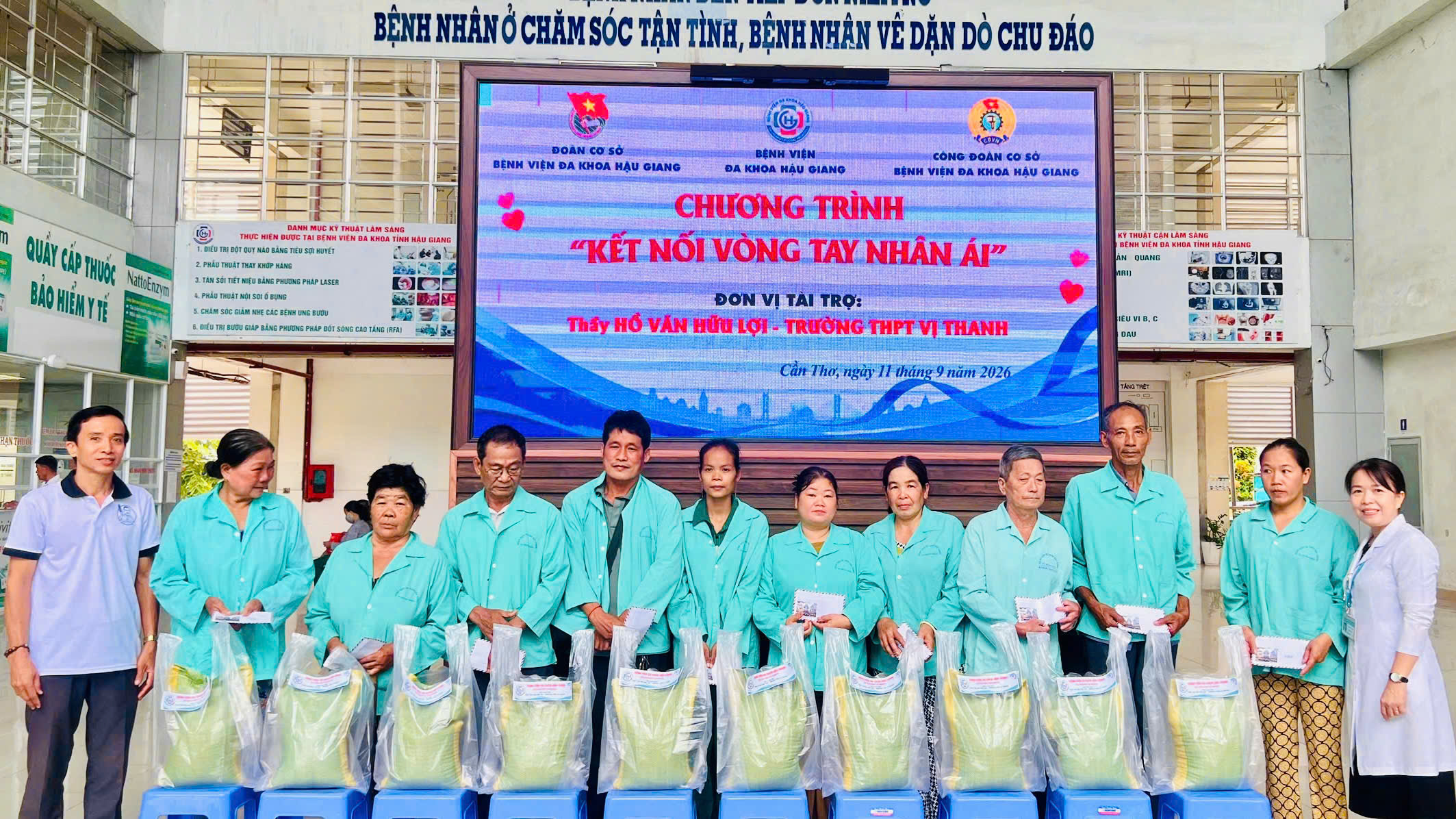 Bệnh viện Đa khoa Hậu Giang trao 55 phần quà cho bệnh nhân có hoàn cảnh khó khăn