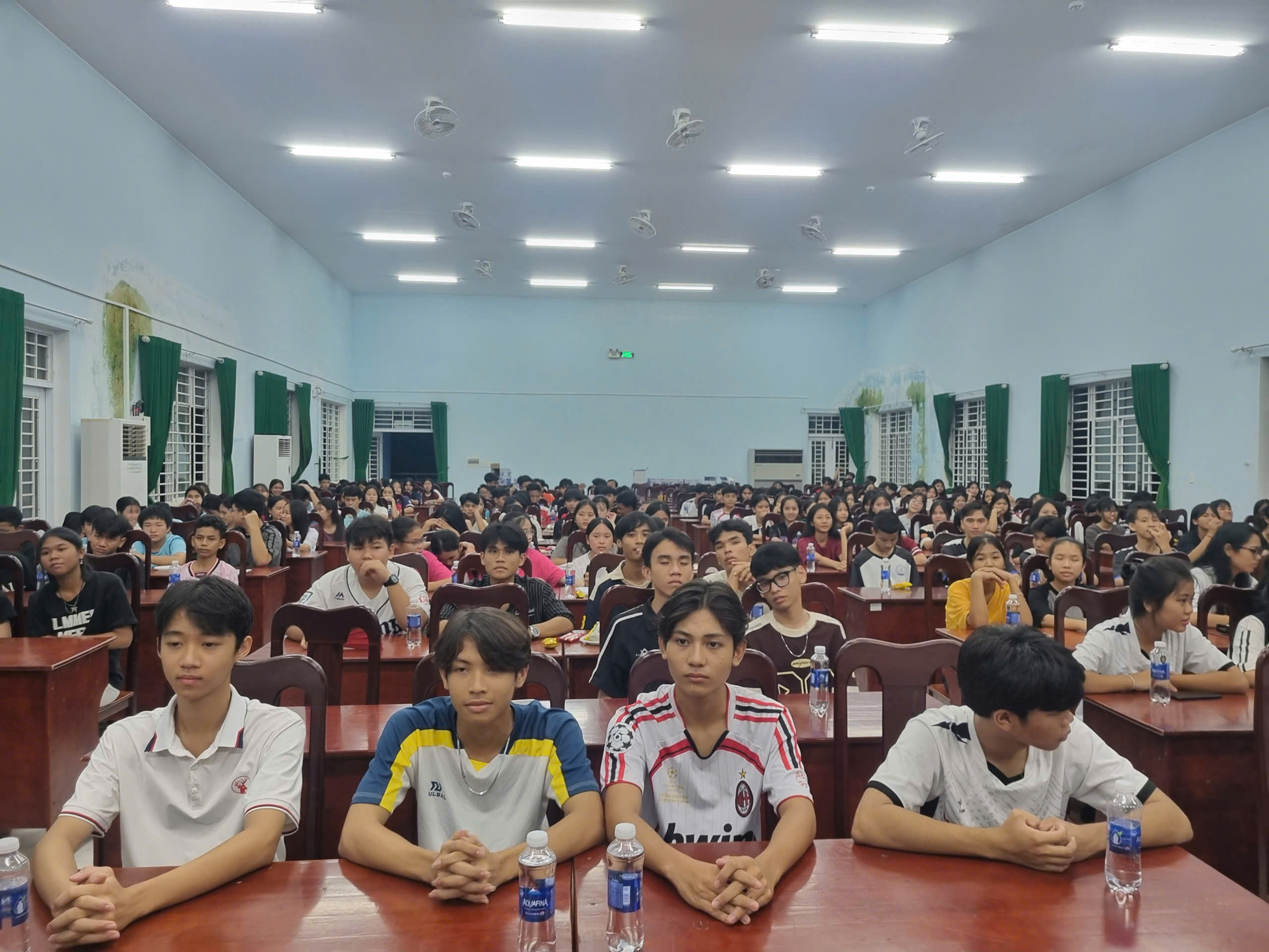 Nói chuyện chuyên đề trong trường học về các vấn đề sức khỏe vị thành niên