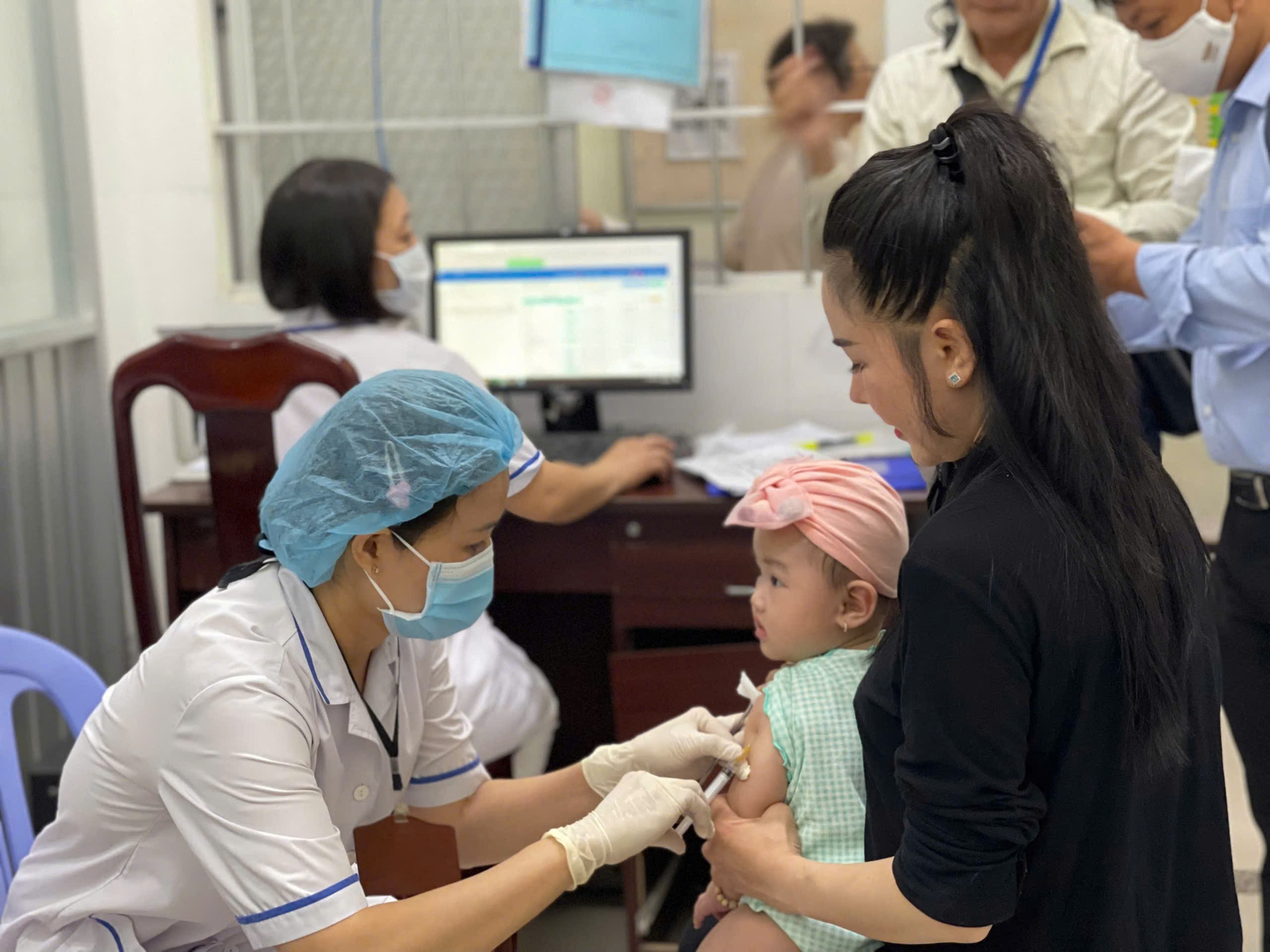 Hưởng ứng Cuộc thi ảnh về tiêm chủng mở rộng: “Hành trình tiêm chủng - Vì một Việt Nam khỏe mạnh”