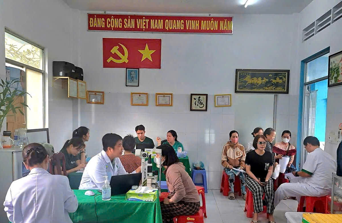 Trạm Y tế phường An Bình tổ chức khám, tầm soát bệnh phụ khoa, ung thư và các bệnh về mắt cho phụ nữ