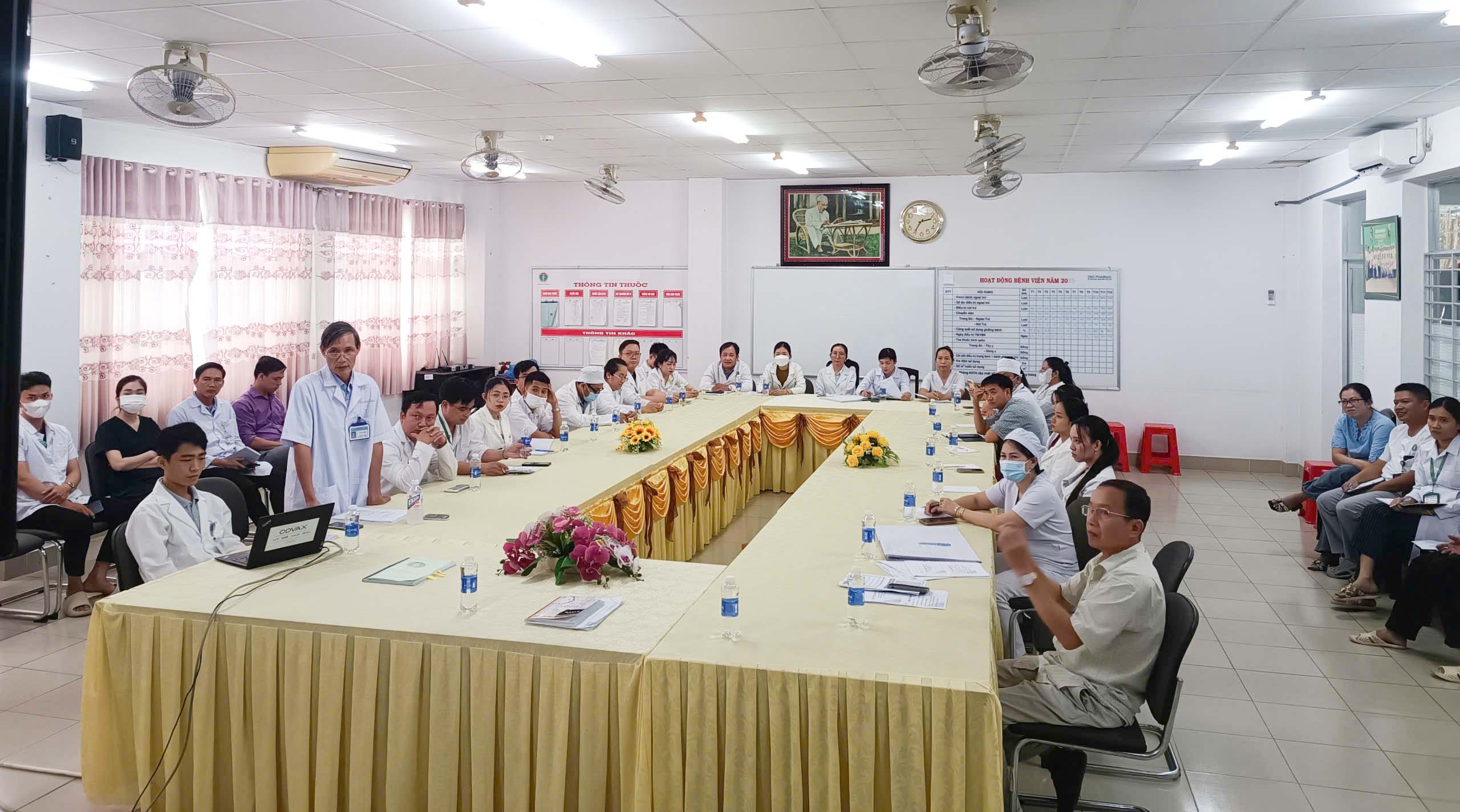 Trung tâm Y tế khu vực Phụng Hiệp nâng cao chất lượng khám, chữa bệnh qua bình bệnh án và tập huấn sự cố y khoa