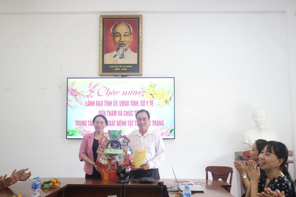 Lãnh đạo UBND tỉnh, Sở Y tế thăm, chúc tết Trung tâm Kiểm soát bệnh tật
