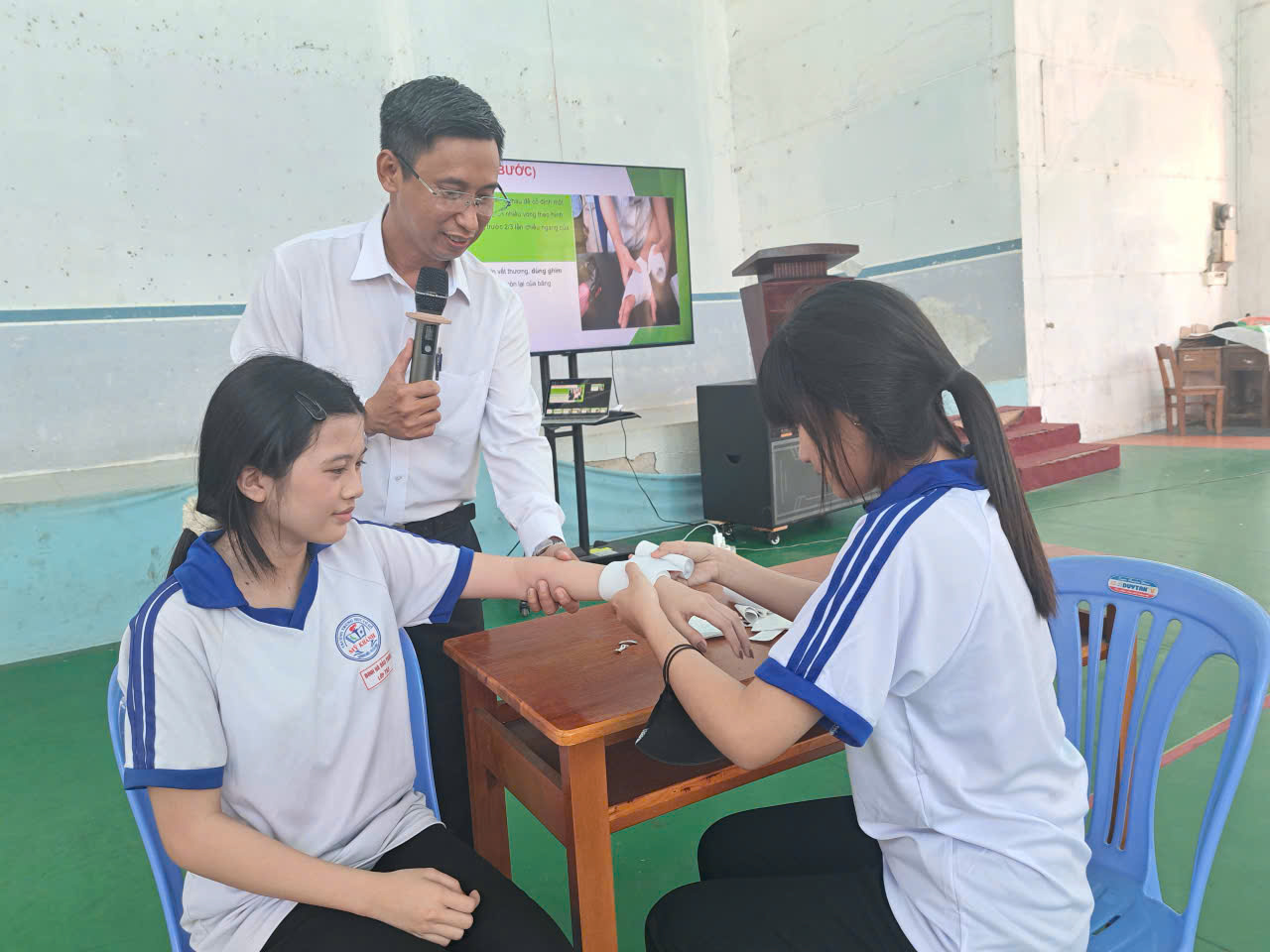 Trạm Y tế phường An Bình phối hợp tuyên truyền phòng, chống sốt xuất huyết và trang bị kỹ năng sơ cứu ban đầu cho học sinh