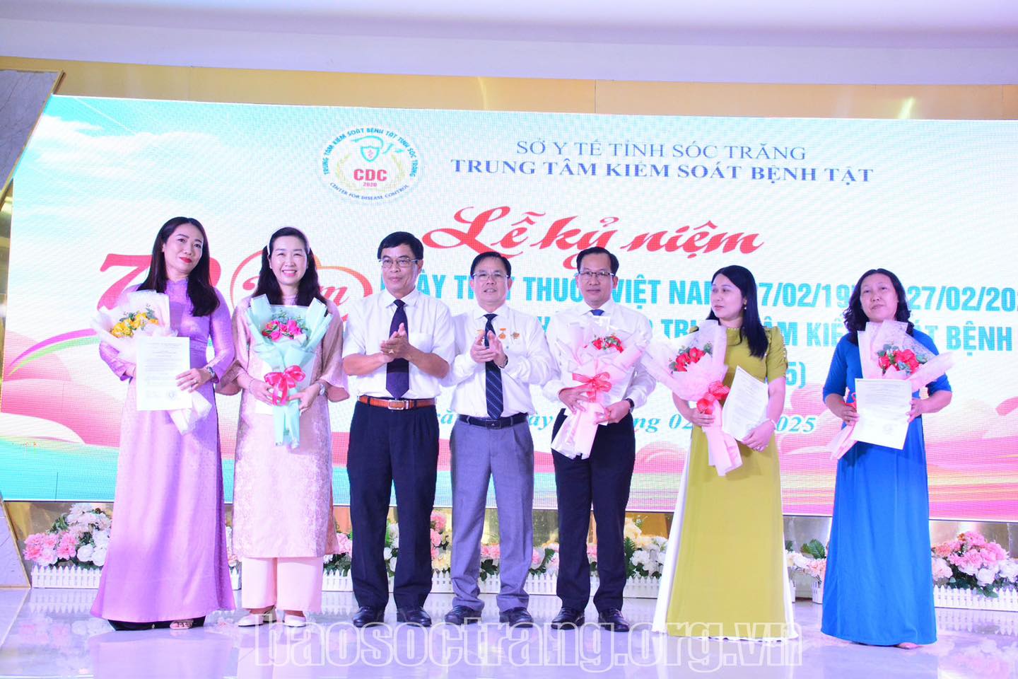 Có thể là hình ảnh về 7 người, cái bục và văn bản