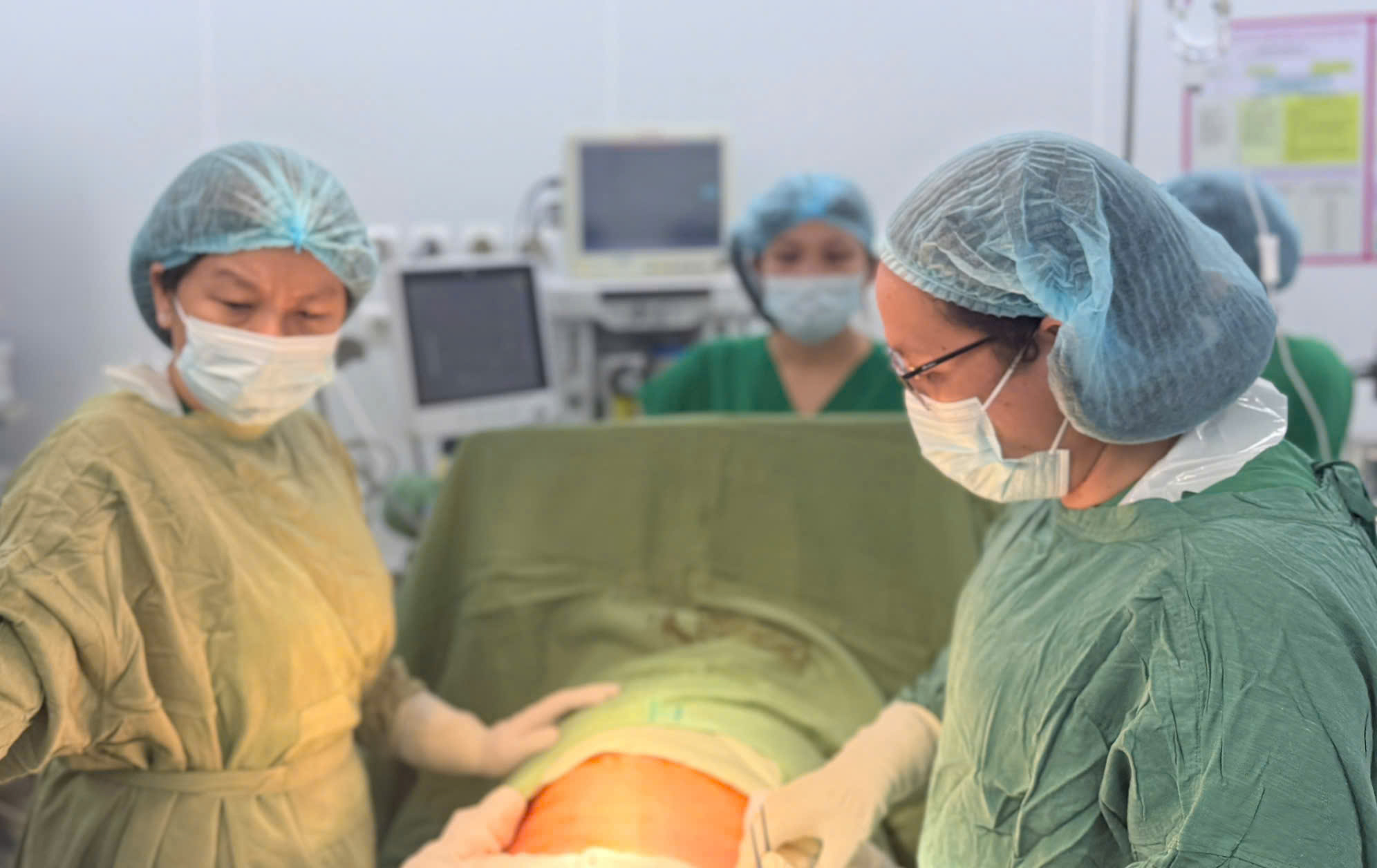 Cấp cứu thành công sản phụ mắc bệnh lý tim bẩm sinh Ebstein hiếm gặp biến chứng nhịp nhanh thất
