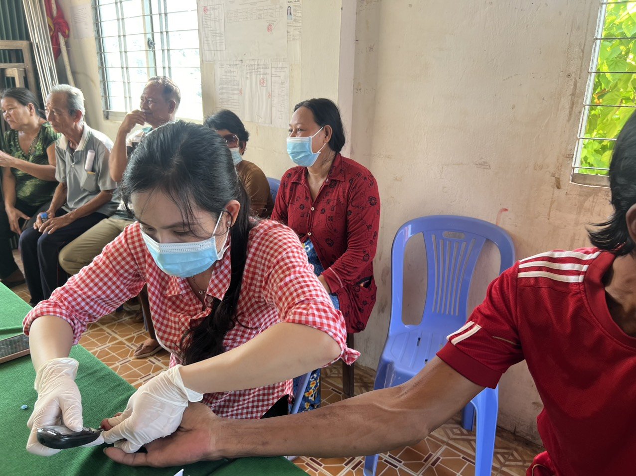 KHÁM SÀNG LỌC BỆNH TĂNG HUYẾT ÁP, ĐÁI THÁO ĐƯỜNG CHO NGƯỜI DÂN TRÊN 40 TUỔI TẠI THỊ XÃ VĨNH CHÂU