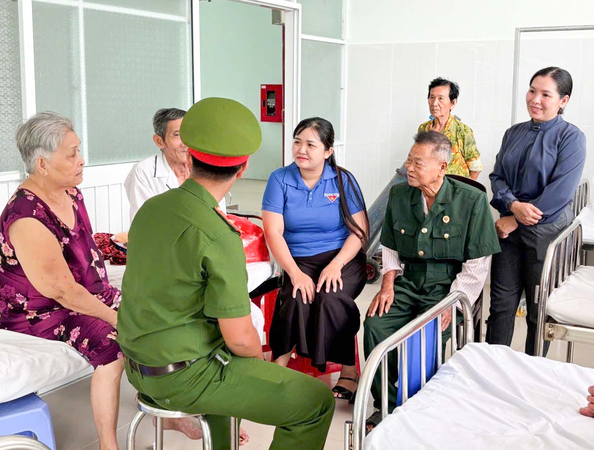 Tri ân người có công đang điều trị tại Trung tâm Y tế Khu vực Châu Thành A