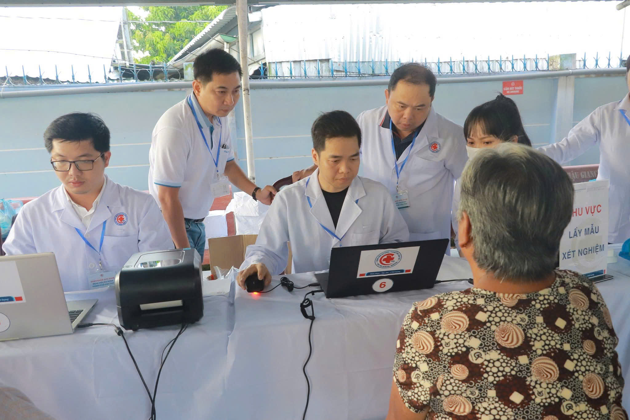 Bệnh viện Đa khoa thành phố Cần Thơ phối hợp xã Cờ Đỏ khám sức khỏe định kỳ miễn phí cho người dân