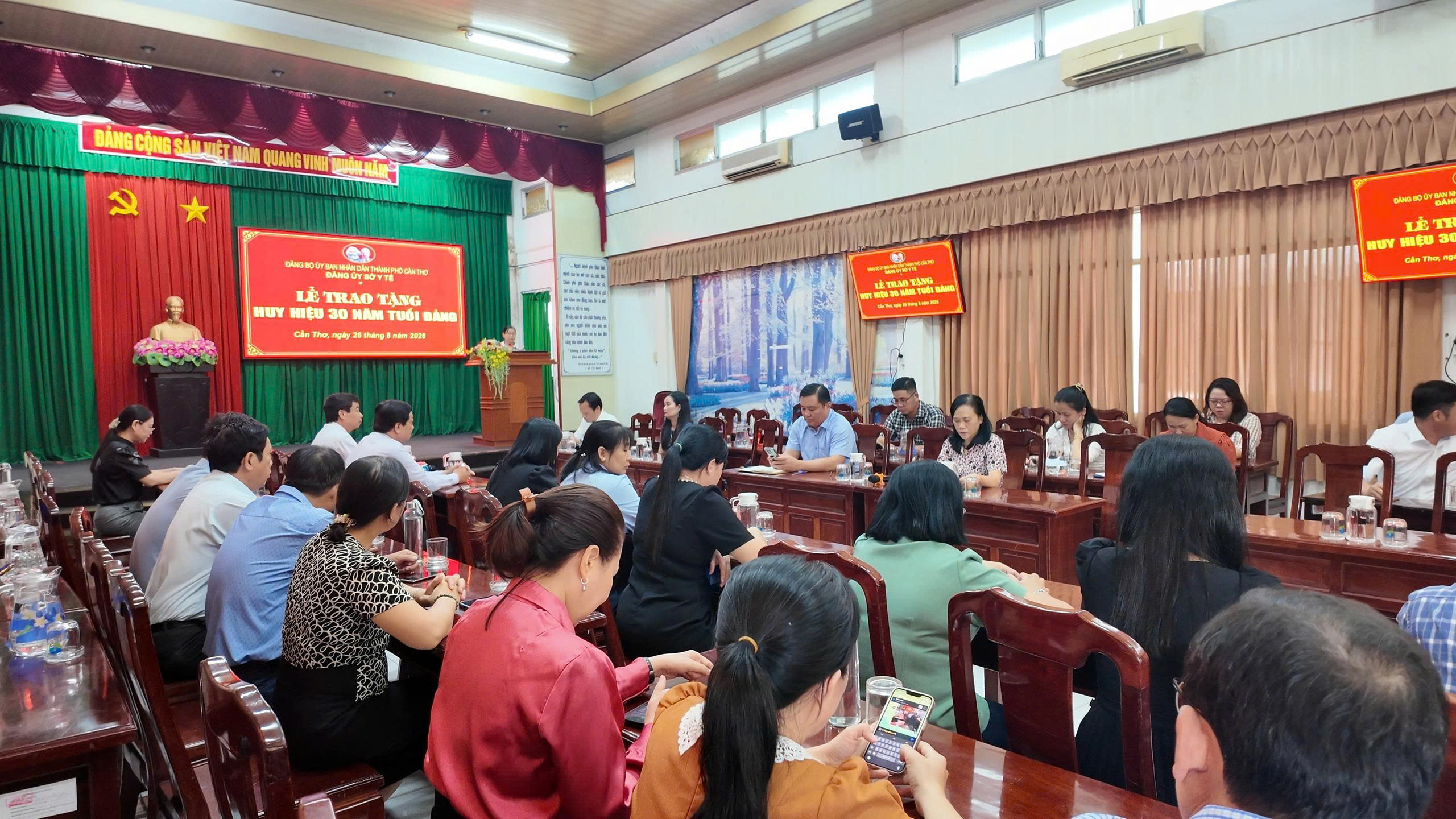 Đảng ủy Sở Y tế TP Cần Thơ trao Huy hiệu 30 năm tuổi Đảng
