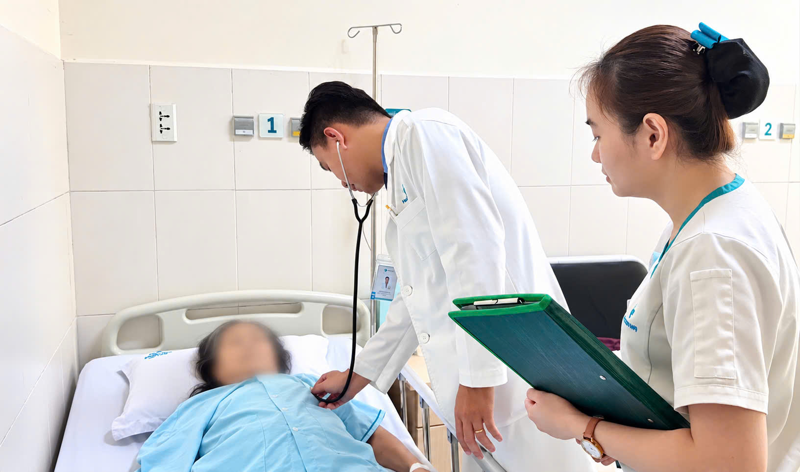 Can thiệp, lấy ống thông niệu quản - bàng quang ra khỏi cơ thể người bệnh
