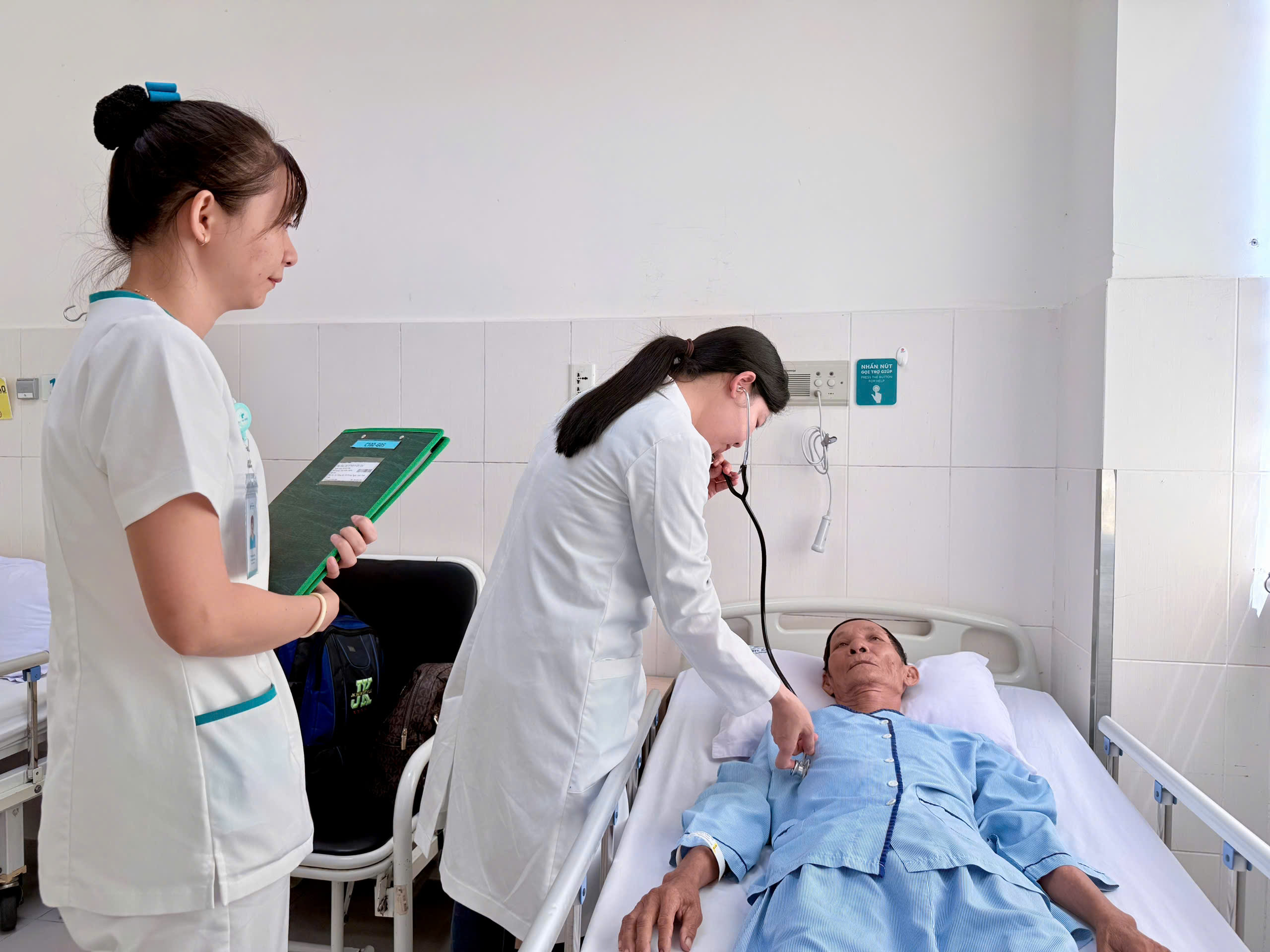 Điều trị kịp thời trường hợp biến chứng nguy hiểm do bị ong đốt