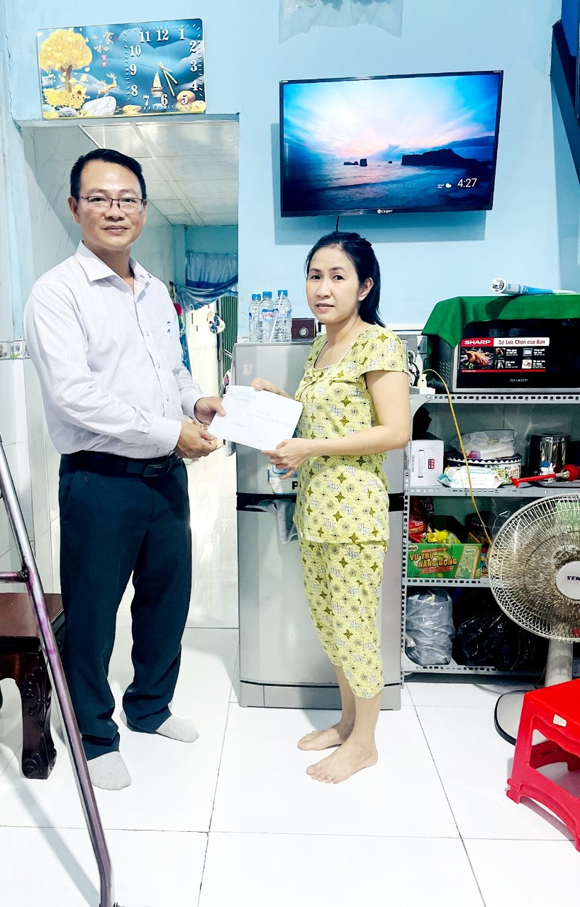 Thăm hỏi và động viên công đoàn viên mắc bệnh hiểm nghèo