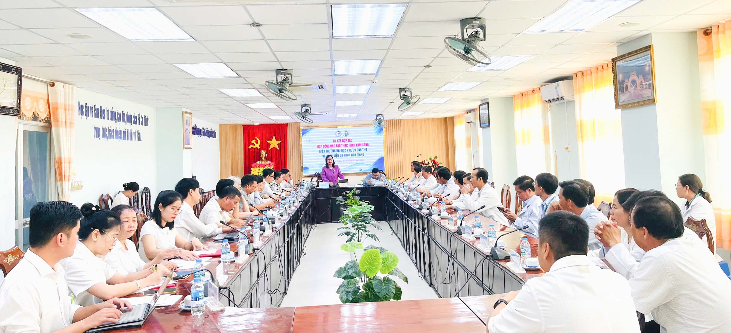Bệnh viện Đa khoa Hậu Giang và Trường Đại học Y Dược Cần Thơ  ký kết hợp tác đào tạo, phát triển chuyên môn