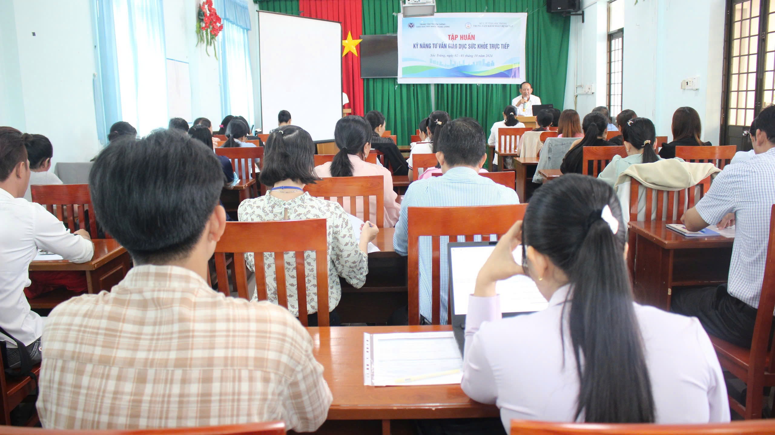 Nâng cao kỹ năng tư vấn giáo dục sức khoẻ trực tiếp cho cán bộ y tế