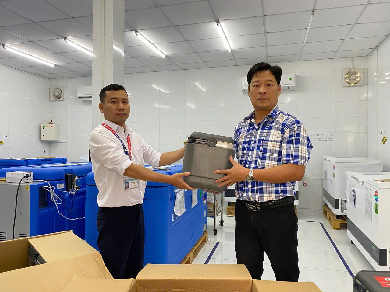 Tiếp nhận và phân bổ 167 phích bảo quản vắc xin cho trạm Y tế trên địa bàn tỉnh Sóc Trăng do Quỹ Nhi đồng Liên Hợp Quốc (UNICEF) tài trợ
