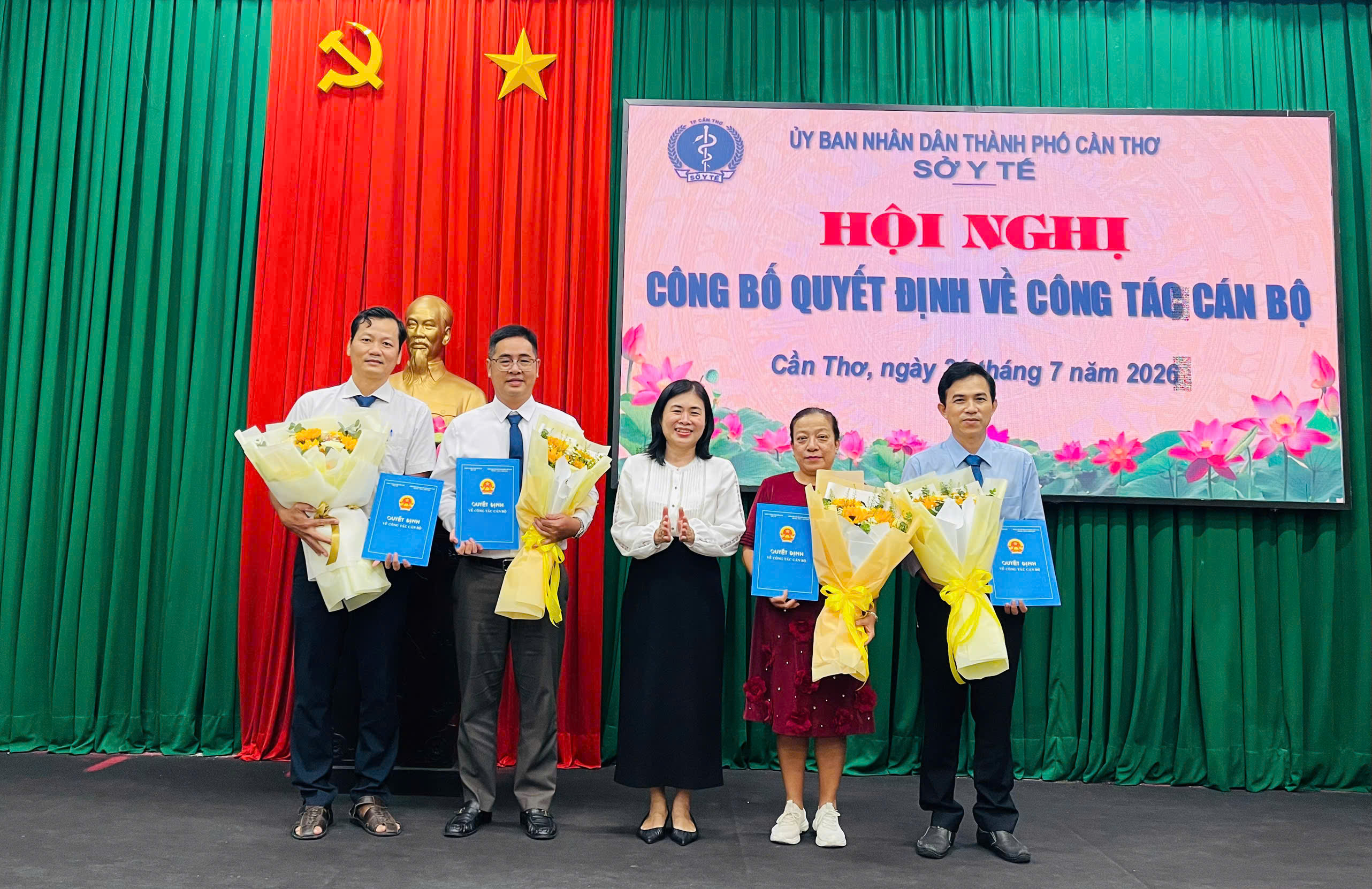 Sở Y tế công bố và trao quyết định về công tác cán bộ