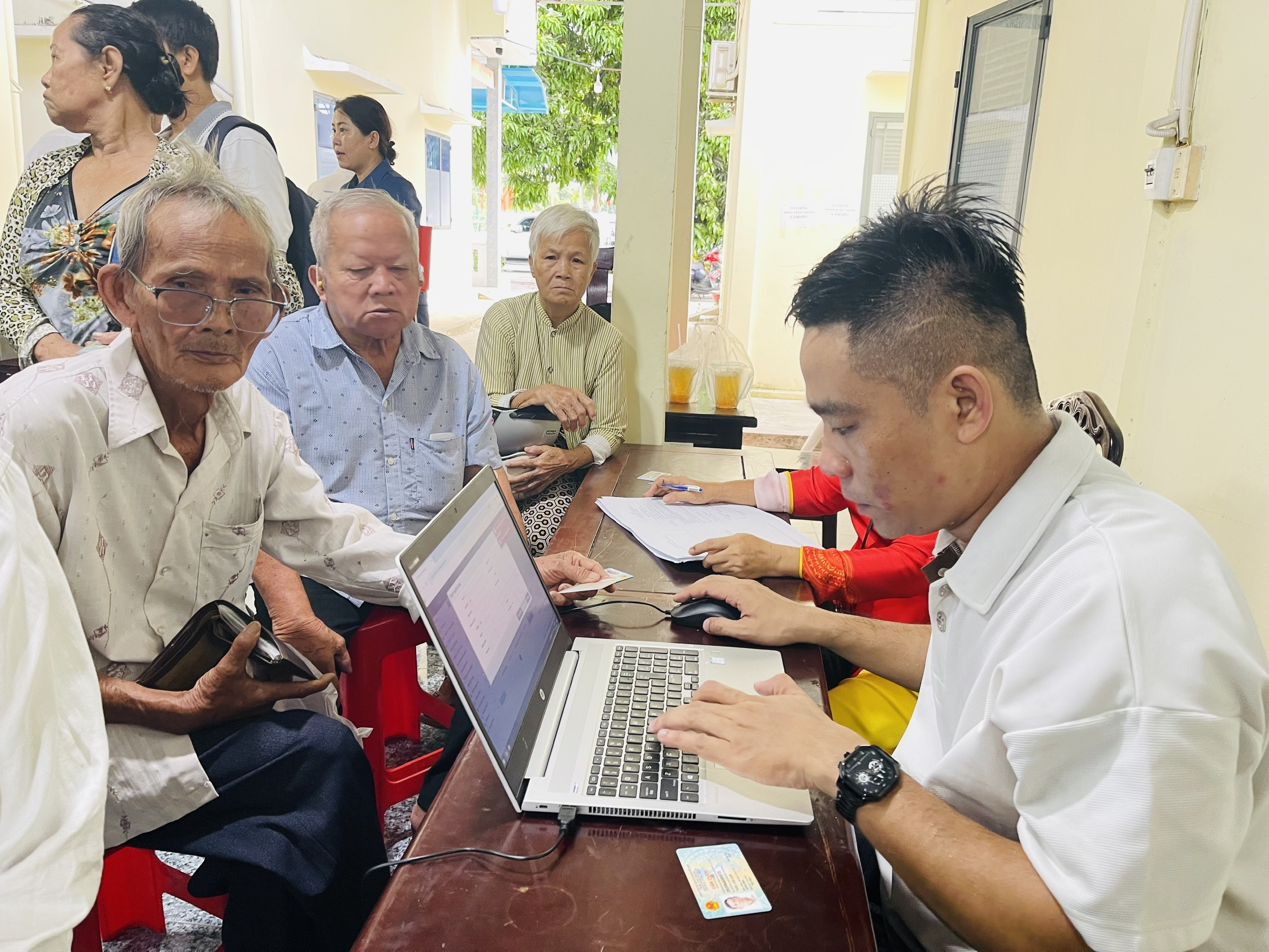 Ngành Y tế Cần Thơ đẩy mạnh tích hợp thẻ bảo hiểm y tế và cập nhật Sổ sức khỏe điện tử trên VNeID